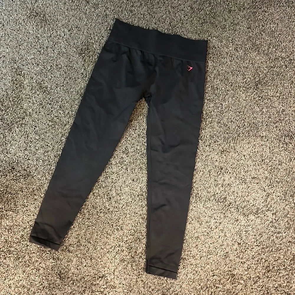 Gymshark grey and pink crop leggings - Picture 1 of 2